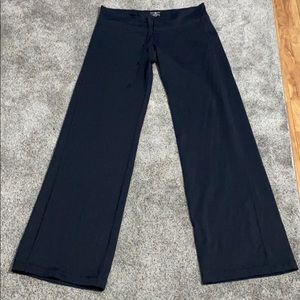 Lululemon yoga pants straight and loose 😊